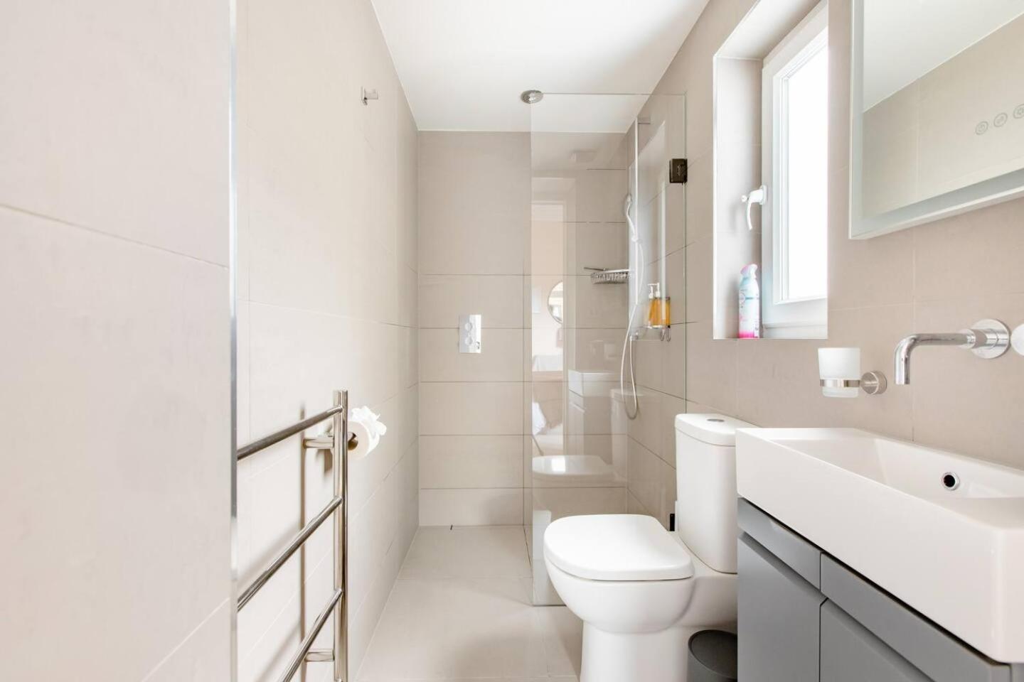Luxury King-Bed Ensuite With Quiet Private Patio ลอนดอน ภายนอก รูปภาพ