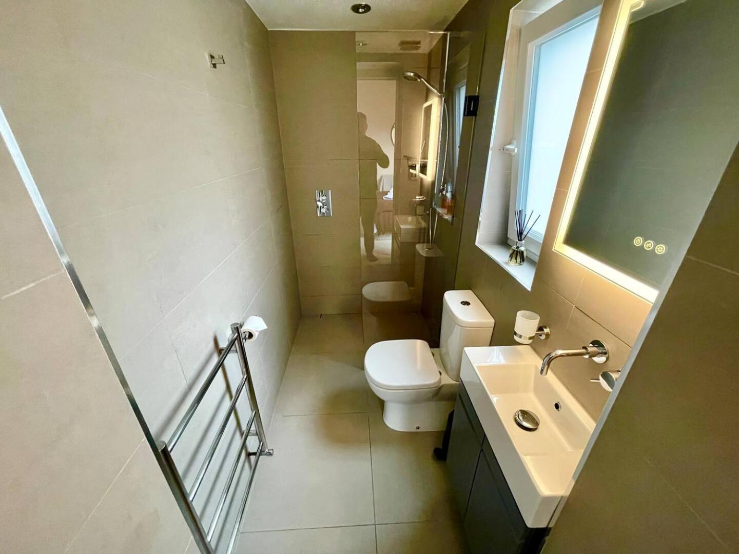 Luxury King-Bed Ensuite With Quiet Private Patio ลอนดอน ภายนอก รูปภาพ