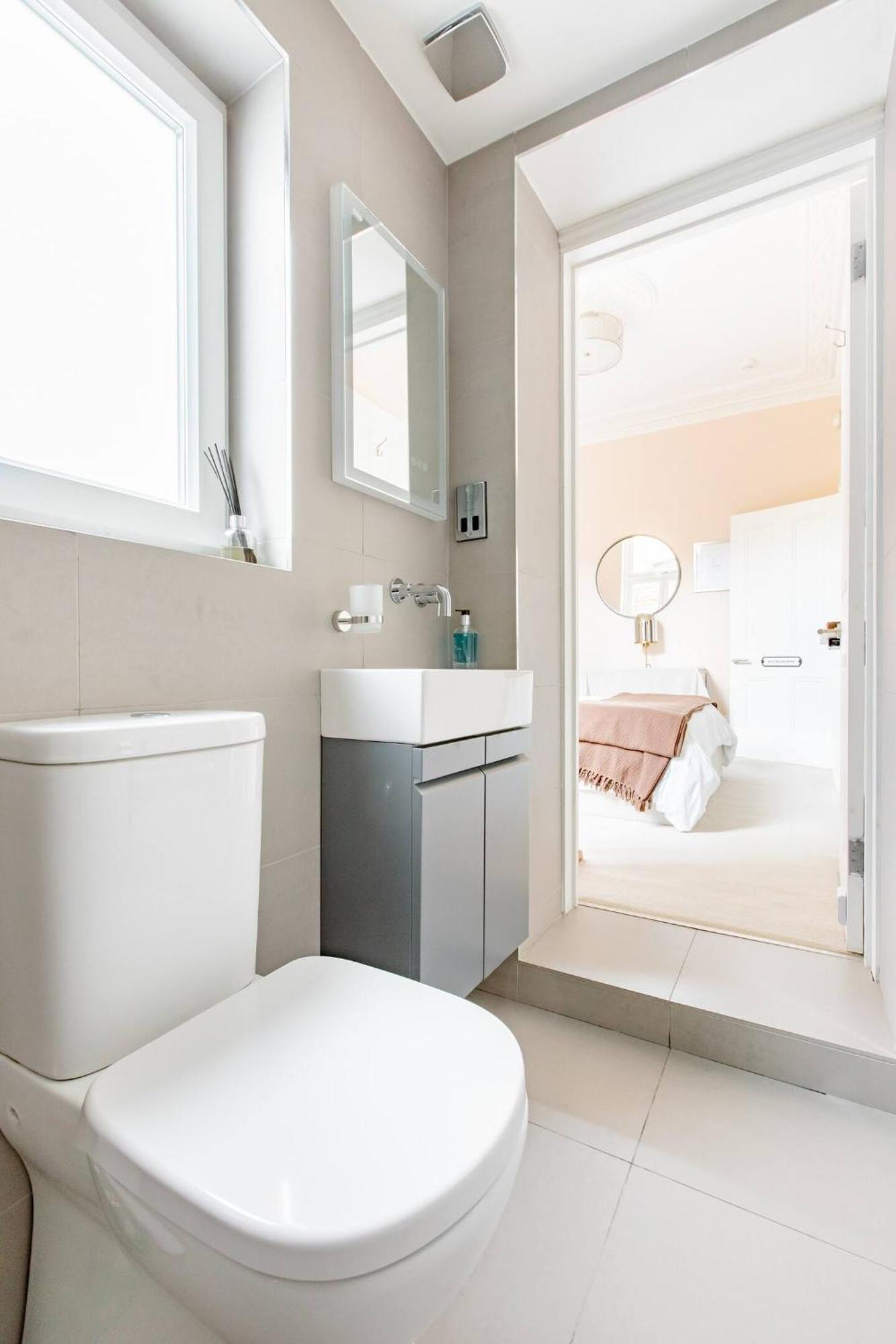 Luxury King-Bed Ensuite With Quiet Private Patio ลอนดอน ภายนอก รูปภาพ