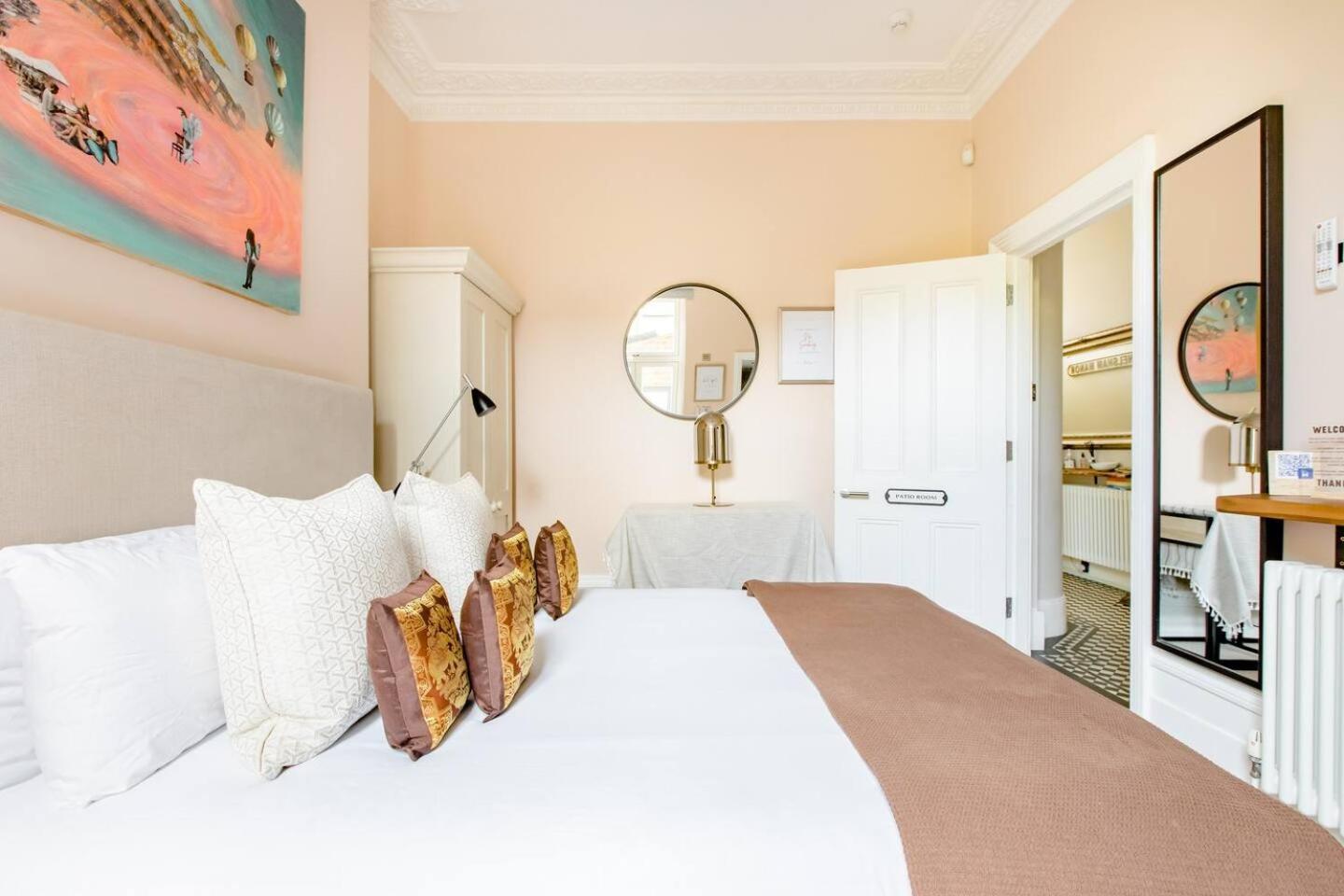 Luxury King-Bed Ensuite With Quiet Private Patio ลอนดอน ภายนอก รูปภาพ